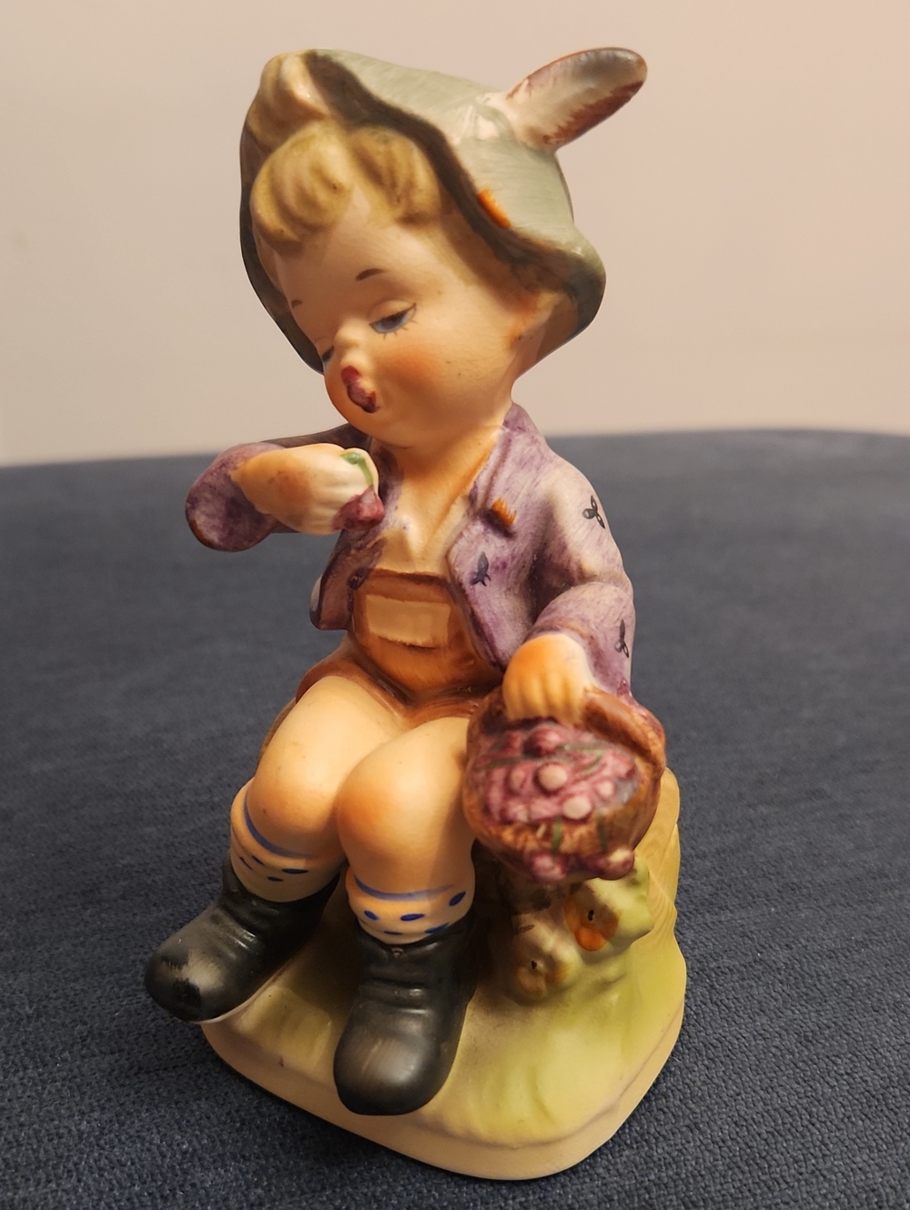 Vtg Napcoware Boy Eating Grapes Hand-Painted Purple & Cream Figurine Model#C7363